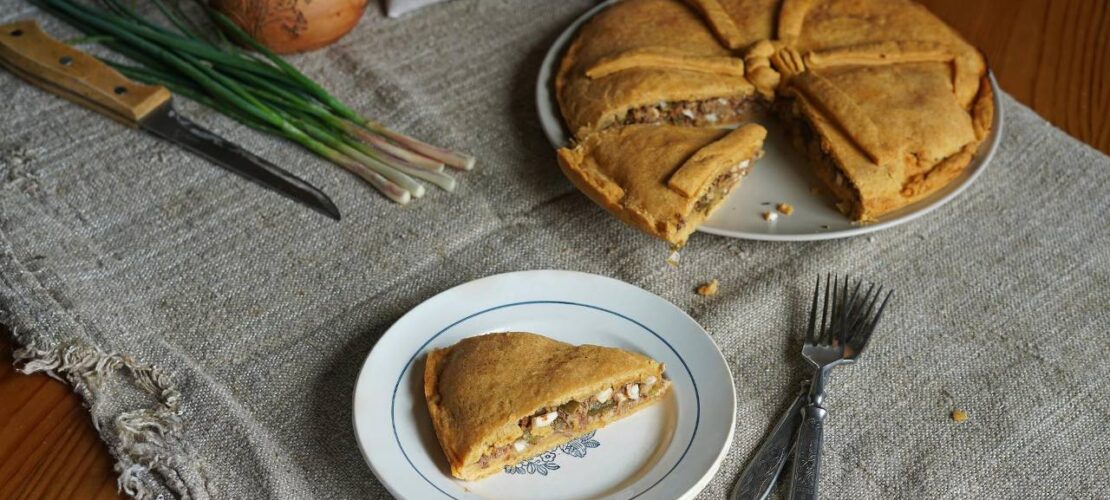 piece-of-empanada-gallega-traditional-pie-stuffed-with-tuna-tart-with-tuna-and-vegetables